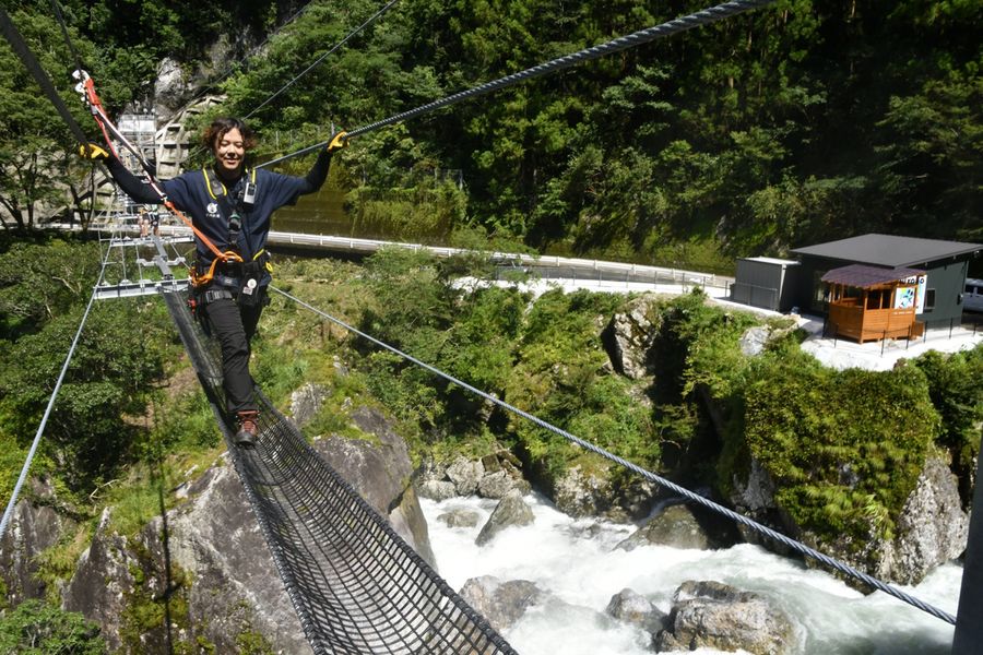 ９種類の足場が設けられ、スリルと達成感を味わえる「ＮＩＹＯＤＯ　ＦＬＹ　ＨＩＧＨ」のつり橋（写真はいずれも仁淀川町別枝）