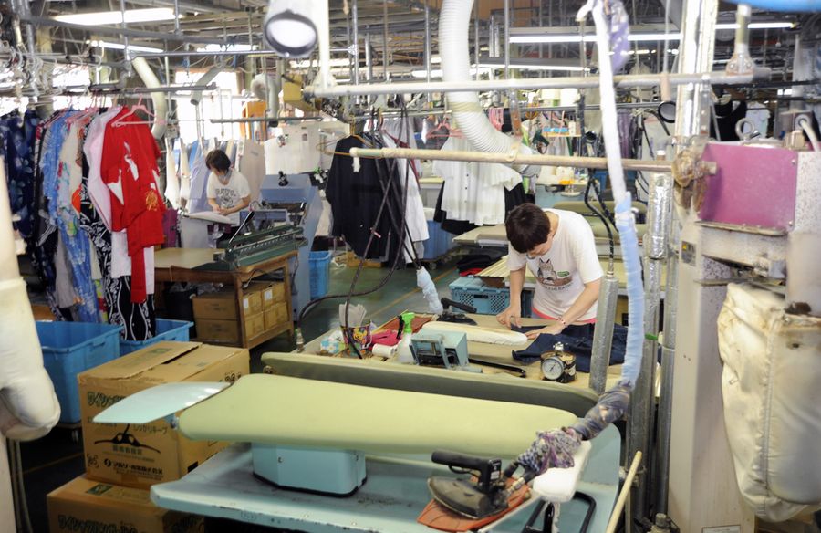 資材や燃料の高騰などで経営が厳しさを増すクリーニング工場（南国市内）