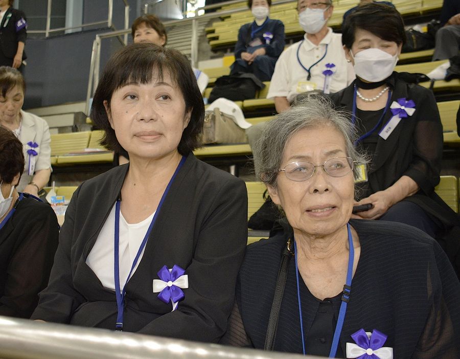 全国戦没者追悼式に参加した中岡真知子さん＝右＝と長女の美佳さん（東京都千代田区の日本武道館）