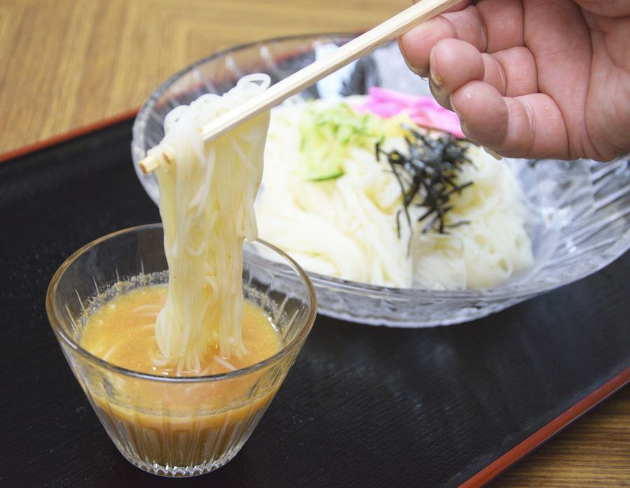 酸味とまろやかな落花生の風味が食欲をそそる島ダレそうめん