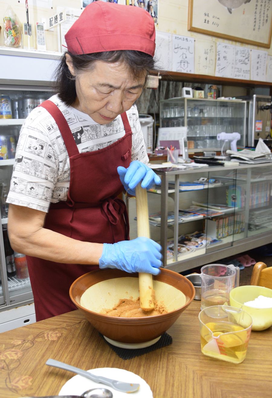 焼いた落花生をすりつぶす松本ミサ子さん