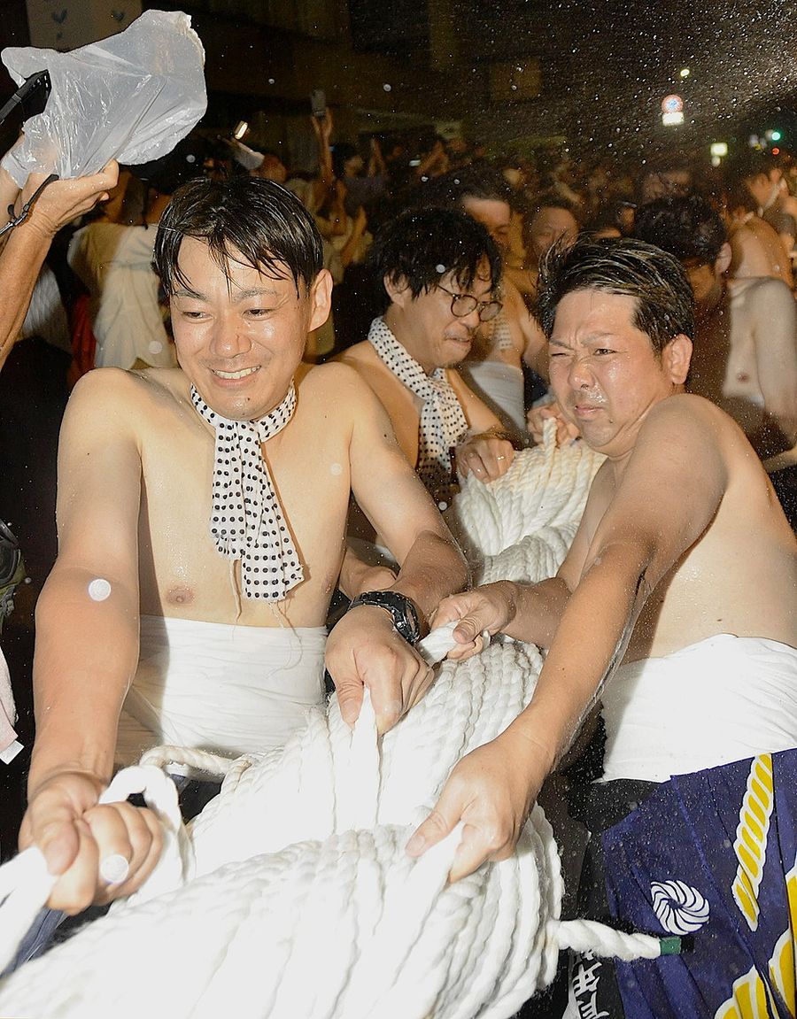 もろ肌脱いで豪快に大綱を引く男衆（土佐市高岡町乙）