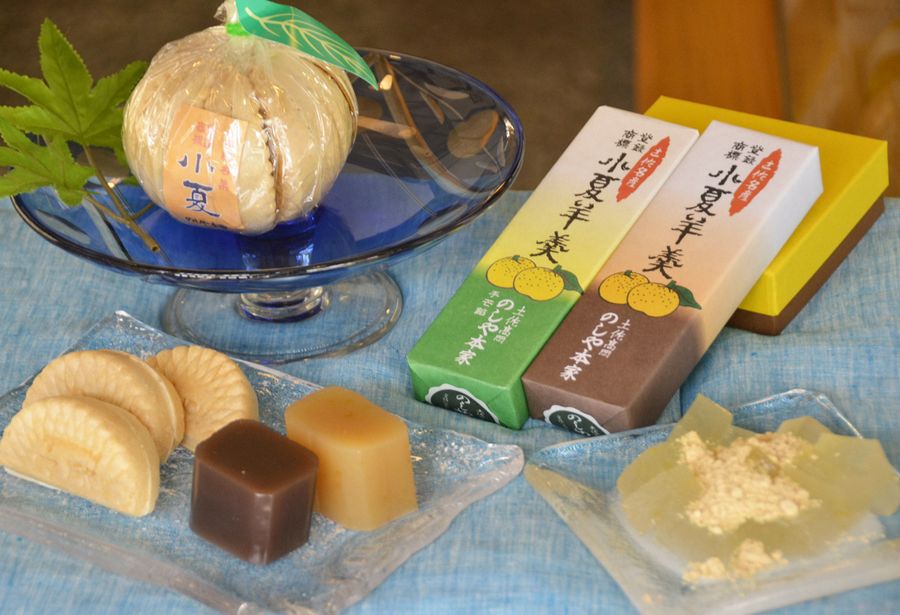 小夏入りの羊羹、もなか、わらび餅などは店の看板商品