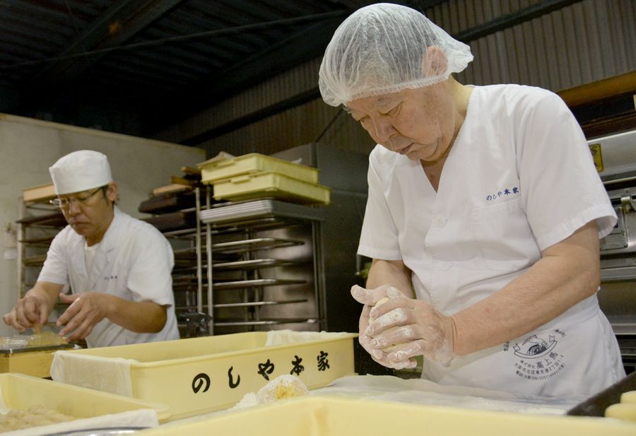 一品一品の菓子を丁寧に手作りする、のしや本家の高橋光雄さん＝右＝と長男の宏暢さん（写真はいずれも土佐市高岡町乙）