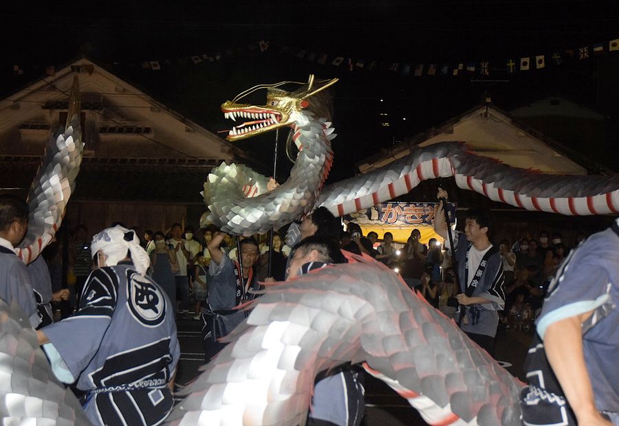 白銀に輝く巨体が夜空に舞った迫力満点の竜踊り（須崎市西町）