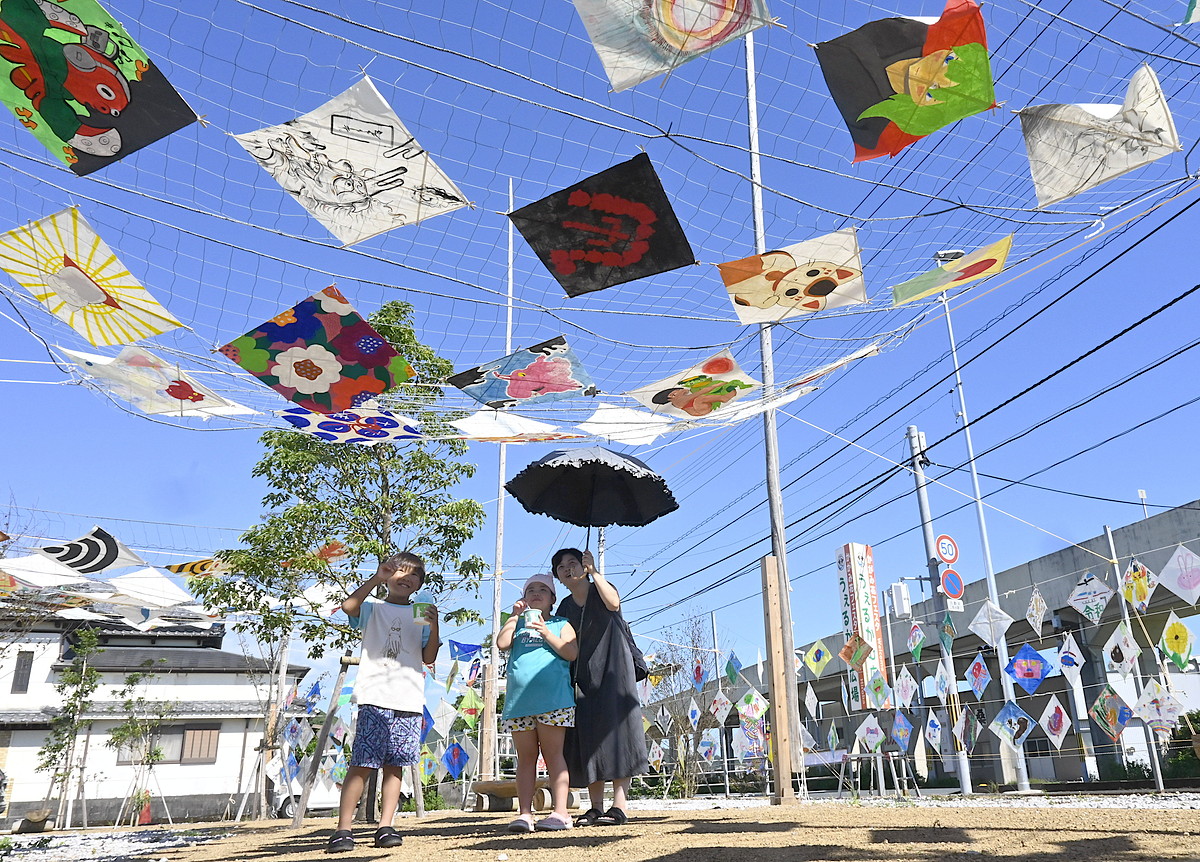 土佐凧242点はためく 児童や学生がデザイン 高知県香南市 | 高知新聞