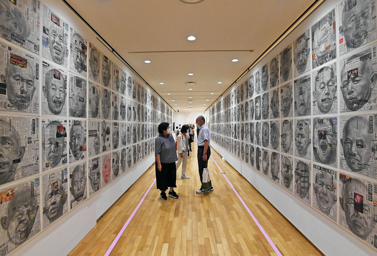 多彩な表情 休まず描く《新聞と自画像 2009年》―「超絶技巧を超え