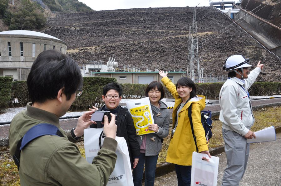 「ゆずＦｅＳ」のプログラムとして開催された魚梁瀬ダムツアーを楽しむ参加者。地元の人々の関心を高めるため、一層の誘客を求める声もある（２０１８年３月、北川村久木）