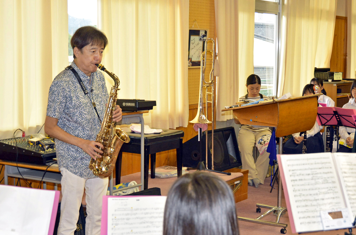 サックス奏者・本田雅人さん、母校・中村中で指導 T―SQUAREでも活躍 高知県四万十市 | 高知新聞