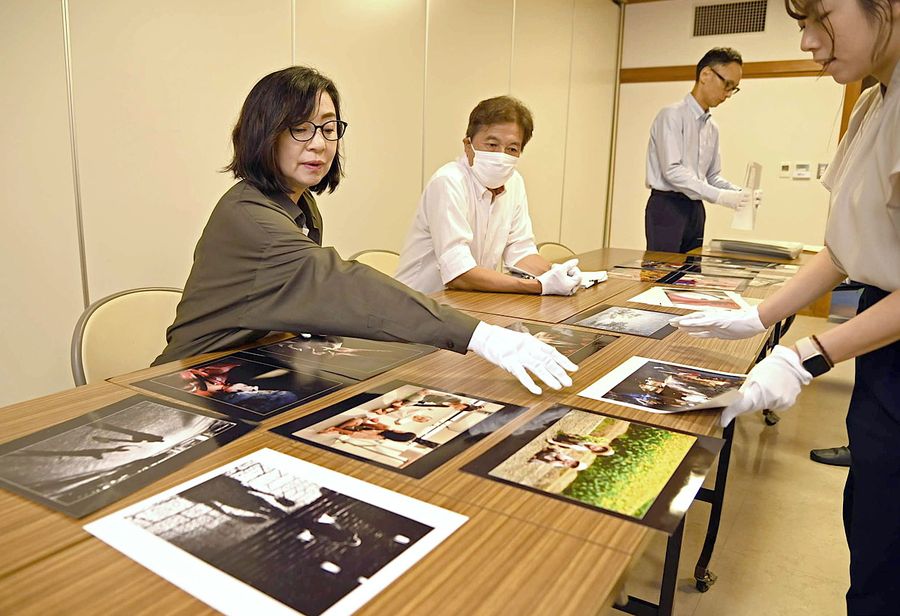 高知県展写真部門審査員の織作峰子さんが入選内定作品３４５点を選んだ（高知市の県民文化ホール）