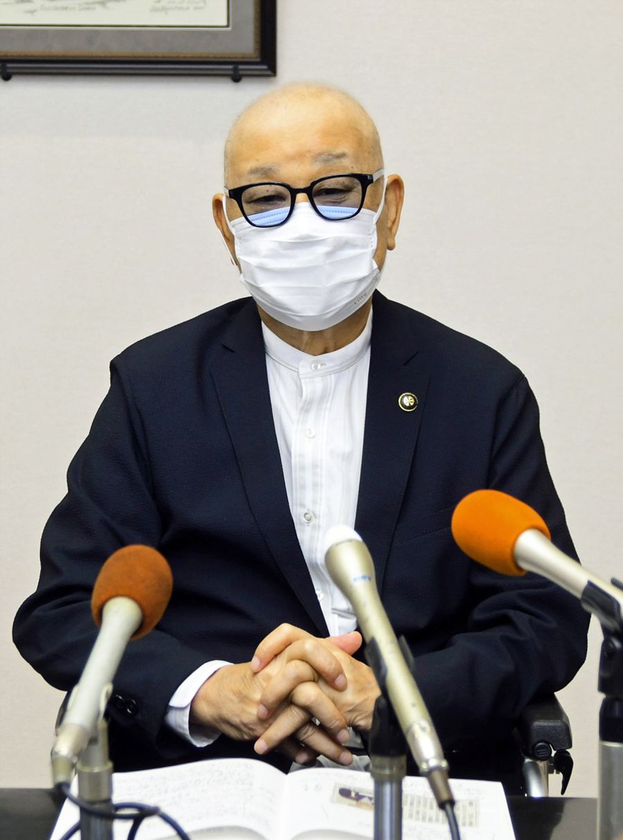 記者会見で辞意を表明する土佐清水市の泥谷光信市長（同市役所）