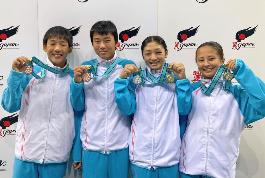 シンクロ板飛び込み男子で３位に入った（左から）瓶子礼智・川村健斗組と、同女子で優勝した嶋崎菜乃・柳川小夏組（大阪市のＡｓｕｅ大阪プール）