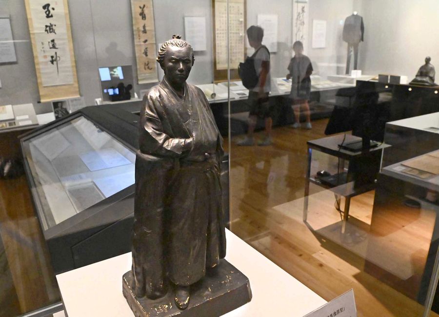 本山白雲作「坂本龍馬像原型」（個人蔵）などが展示されている特別展（高知市の県立坂本龍馬記念館）