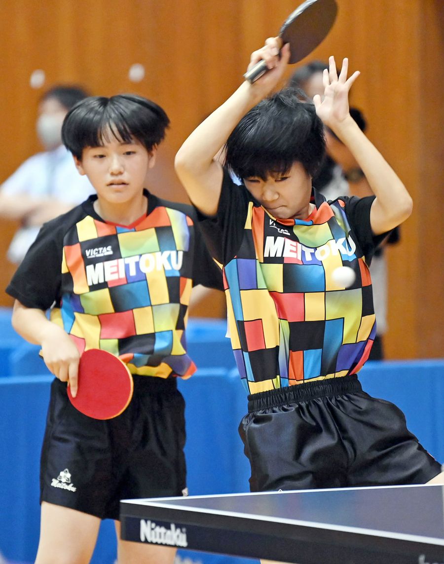 【女子団体決勝トーナメント１回戦　星槎―明徳】明徳のダブルス、青井＝右・駒瀬組が攻める