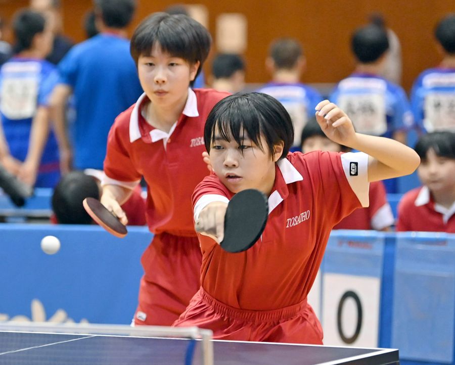 【女子団体準々決勝　土佐女―中間東】ダブルス戦、懸命にリターンする土佐女の山崎＝左・浜村組（写真はいずれも県民体育館＝森本敦士撮影）
