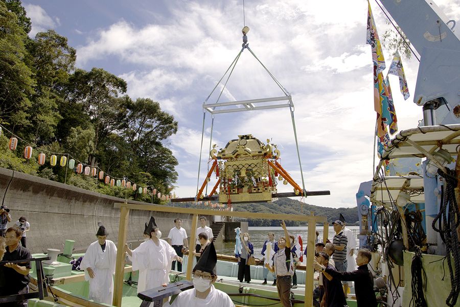 クレーンにつられて御座船から陸へ上がるみこし（写真はいずれも須崎市の鳴無神社）