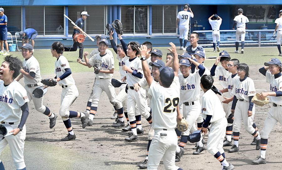 接戦を制して頂点に立ち、喜び合う香長ナイン(春野球場=佐藤邦昭撮影)