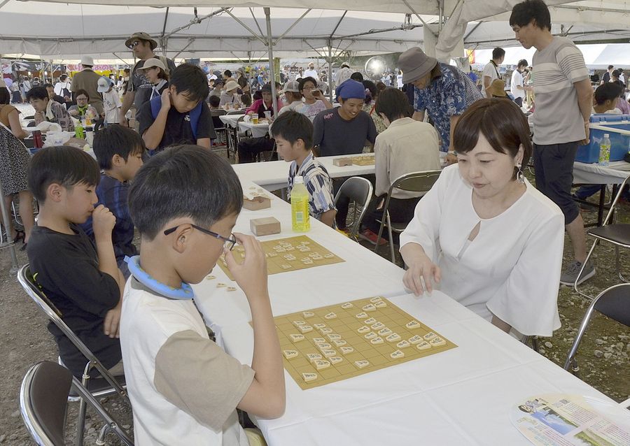 将棋教室などで盛り上がった「土佐のまほろば祭り」（南国市の吾岡山文化の森）
