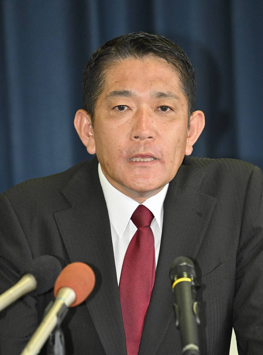 「高知、徳島、国のために精いっぱい仕事をする」と訴える西内健氏(高知市の自民会館)