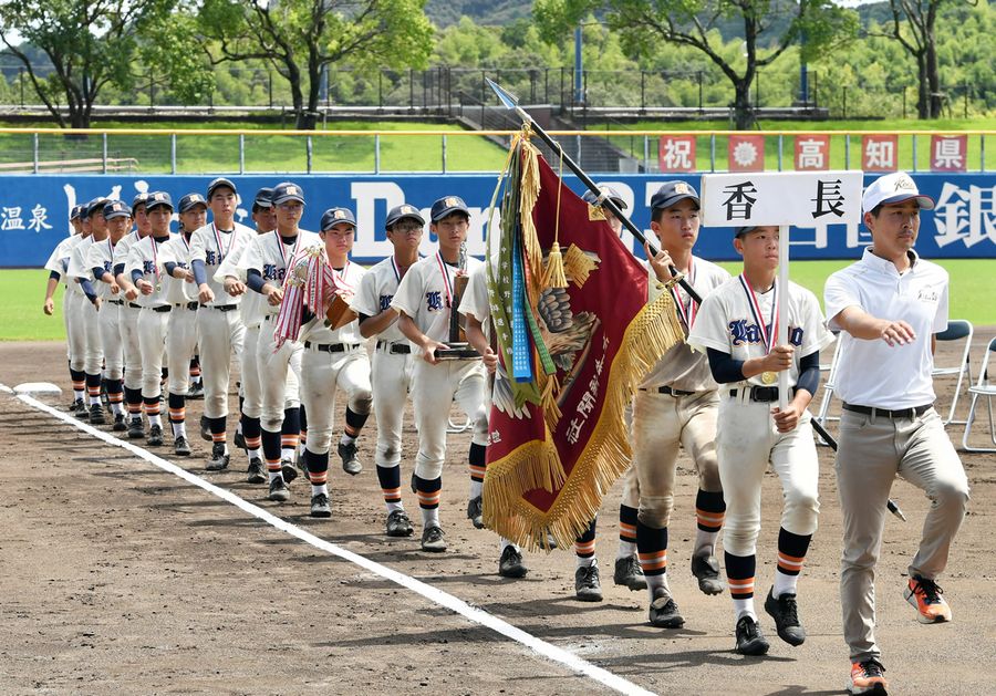 5年ぶり3度目の優勝を果たし、ダイヤモンドを行進する香長ナイン(春野球場=森本敦士撮影)