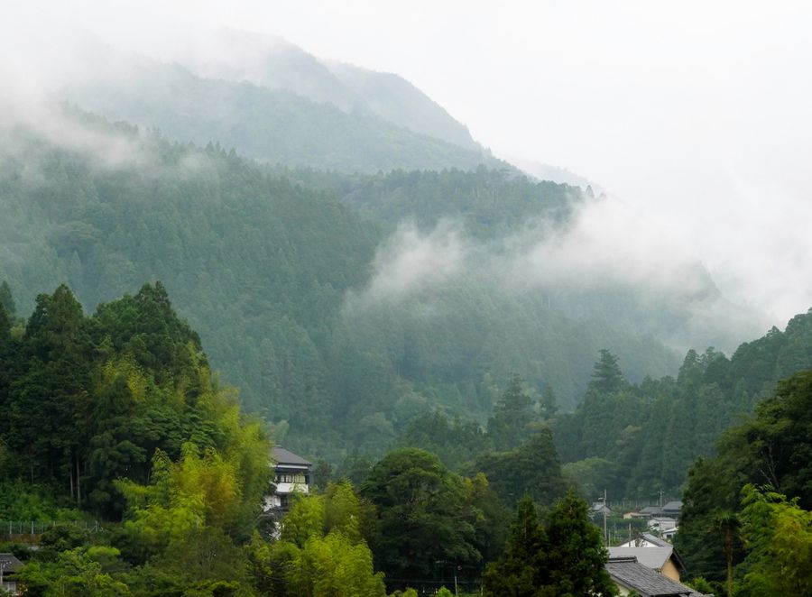 深山に囲まれた馬路の家々
