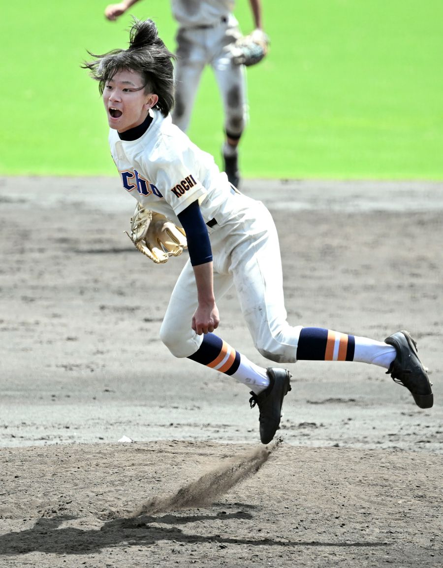 7回4安打1失点、96球で完投した香長の2年生エース岡本。最後の打者を空振り三振に仕留め、躍動感あふれるフォームでガッツポーズ(写真はいずれも春野球場=佐藤邦昭撮影)