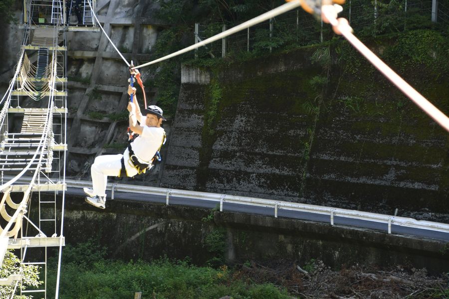 長さ約９０メートルあるジップラインを楽しむ利用者（写真はいずれも仁淀川町別枝）