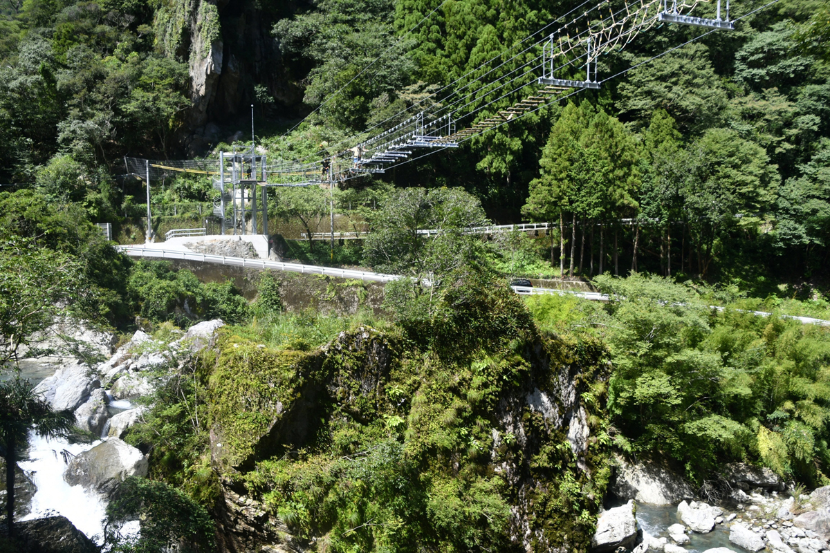 動画】スリル満点の〝空中散歩〟 仁淀川支流にアトラクション施設