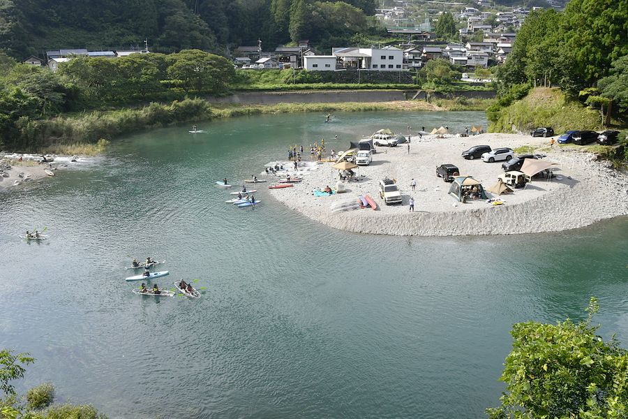 「宮崎の河原キャンプ場」を拠点に土居川で川遊びを楽しむ県外客ら（仁淀川町長屋）