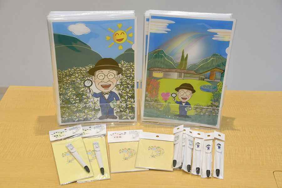 県内の就労継続支援事業所の利用者が制作した牧野富太郎博士をあしらった文具