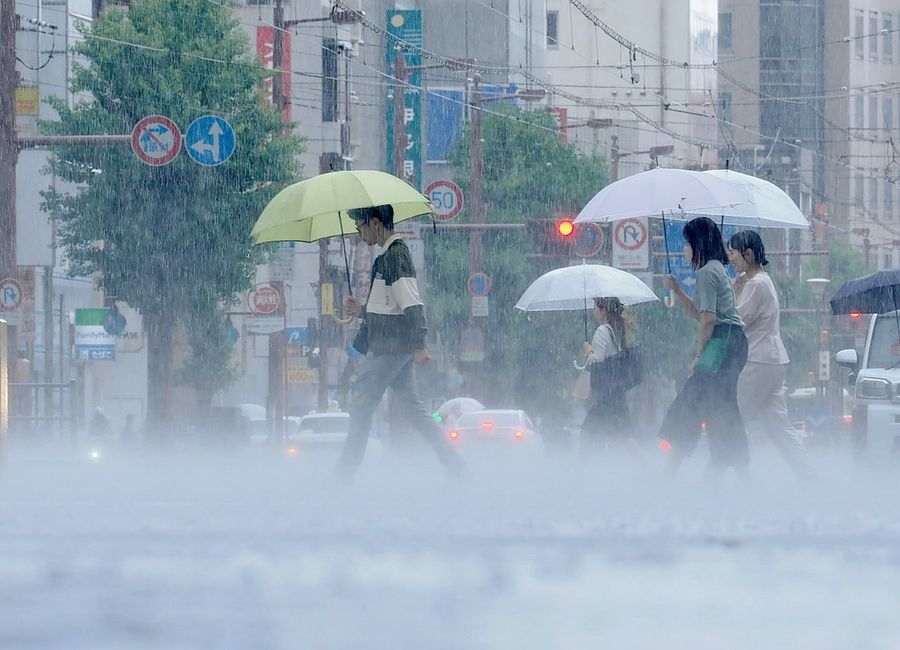 8月最終日も天気は不安定。断続的に雨が強まった(31日午後0時50分ごろ、高知市本町4丁目=森本敦士撮影)