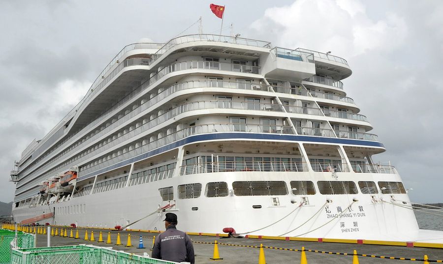 原発処理水の海洋放出後、初めて寄港した中国の客船。赤い国旗がはためく（高知市仁井田の高知新港）