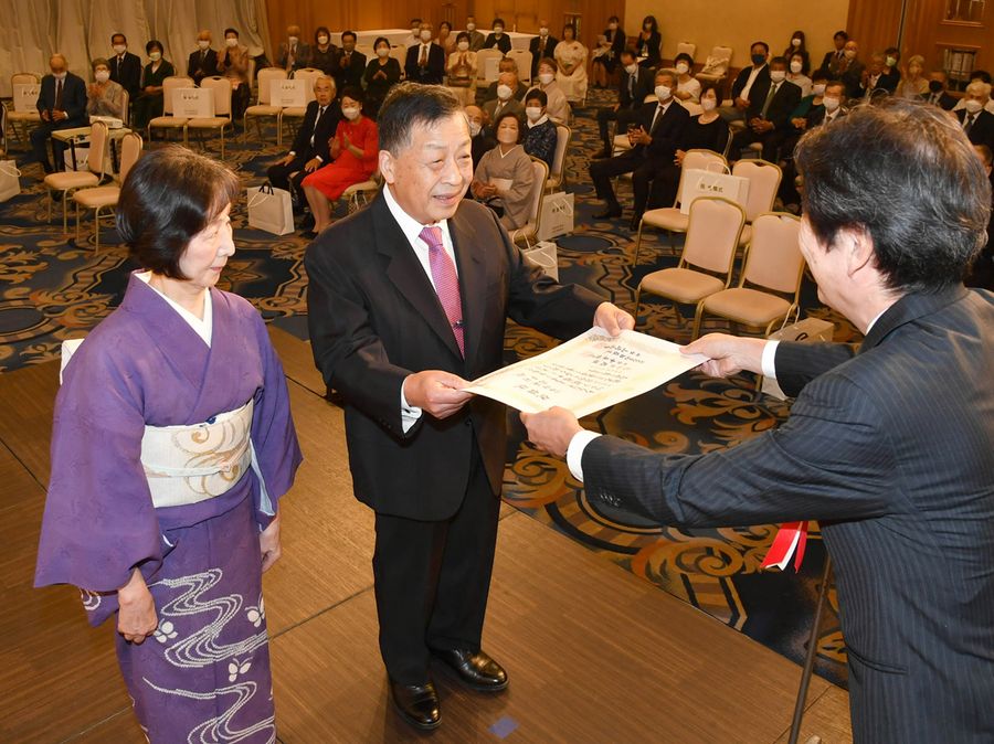 苦楽をともにしてきた金婚夫婦を祝った式典（高知市の三翠園＝河本真澄撮影）
