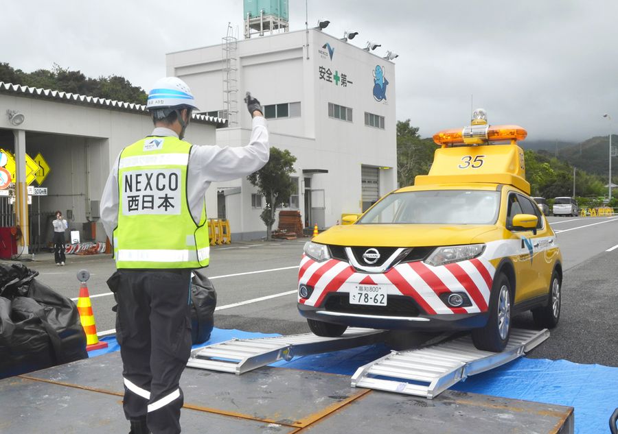 アルミブリッジで段差を乗り越えるパトロールカー(南国市領石)