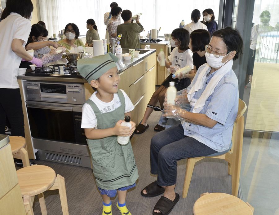 バター作りで交流する「なんこくファミリーサポートセンター」の会員ら（南国市の地域交流センター「みあーれ」）