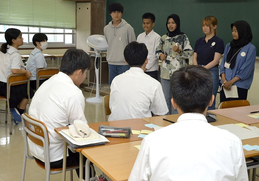 地域の魅力について意見交換する中芸高生とインドネシアの学生ら（田野町の中芸高校）