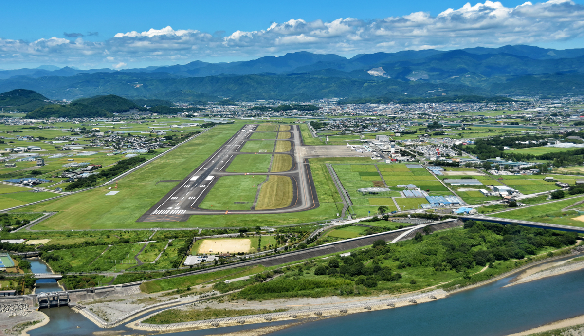 涙の上に立つ 高知空港（南国市）―土佐鳥瞰紀行(98) | 高知新聞