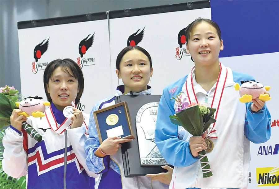 ライバルたちと表彰台に立つ山崎佳蓮=右端(宇都宮市の日環アリーナ栃木)