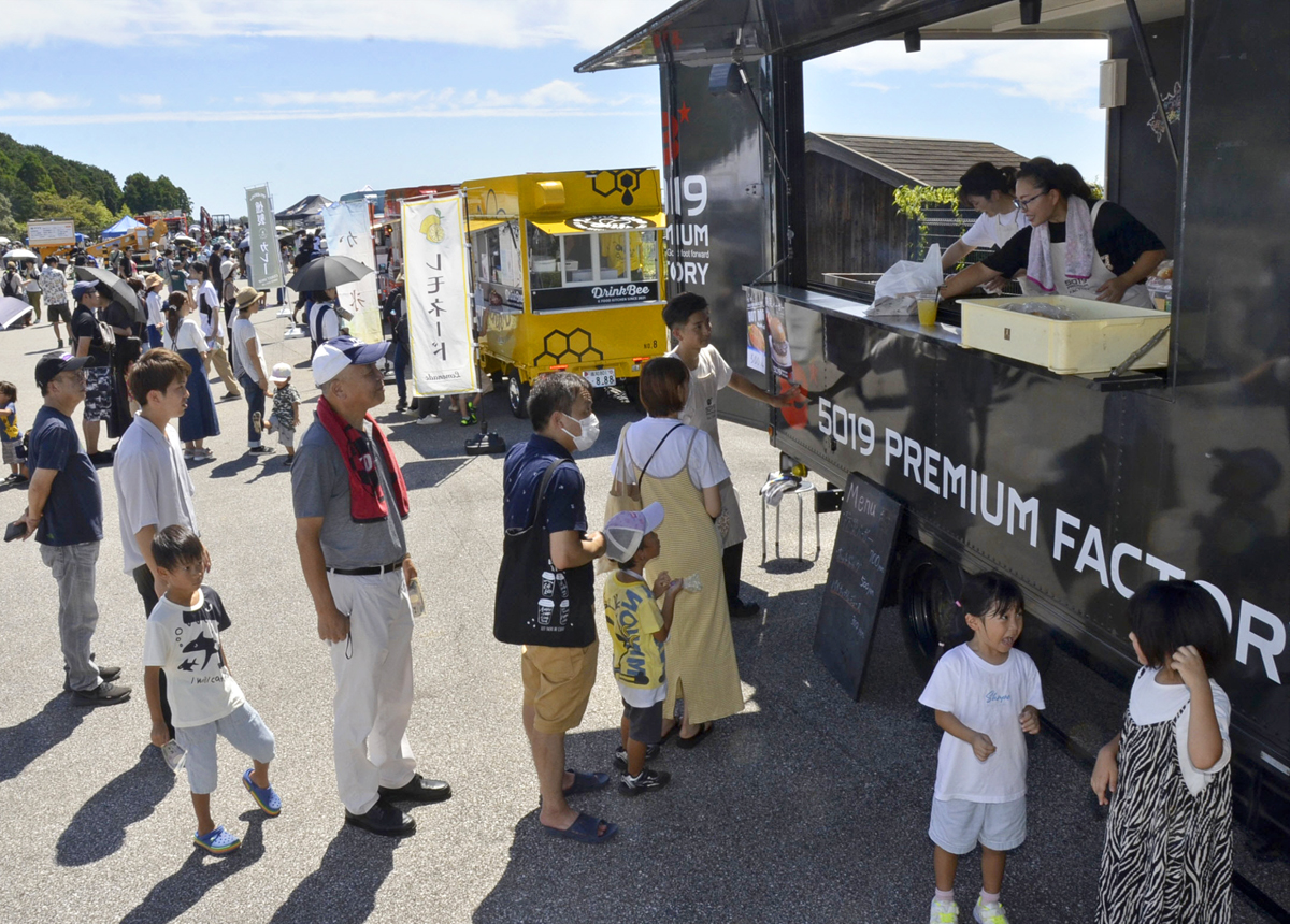 キッチンカーで防災啓発 料理楽しみ重機の乗車体験も 高知県南国市で