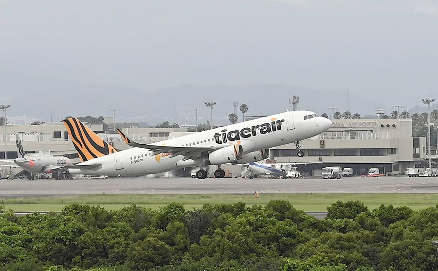 高知龍馬空港に着陸したタイガーエア台湾の航空機。県は運航延長に向け、仮設施設の拡充を検討している（南国市久枝乙）
