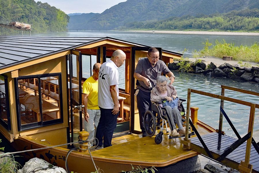 車いすやアイマスク着用で乗船を体験した観光セミナー（四万十市田出ノ川）
