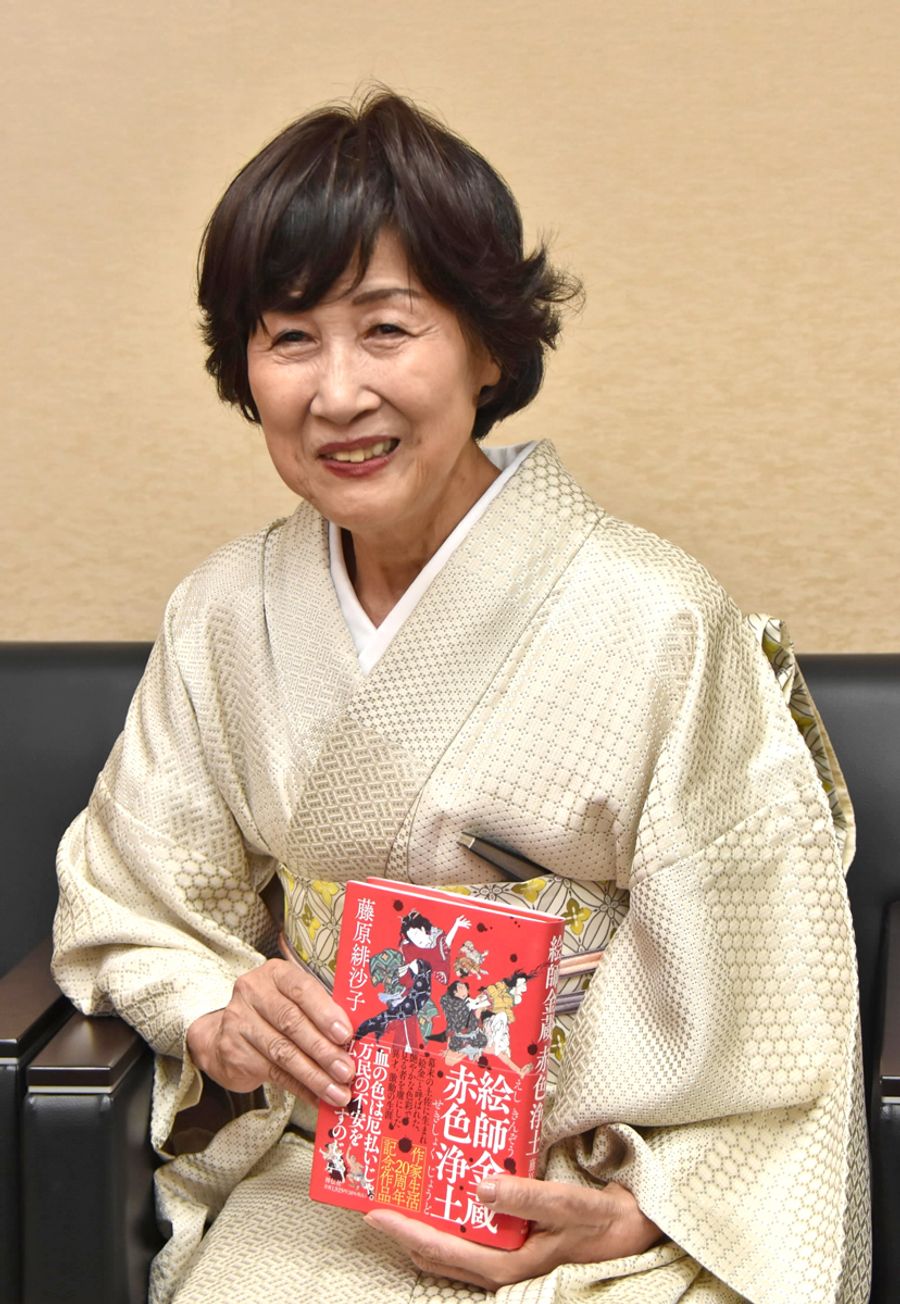 近著「絵師金蔵 赤色浄土」に込めた思いなどを語る藤原緋沙子さん(高知市の県立文学館)