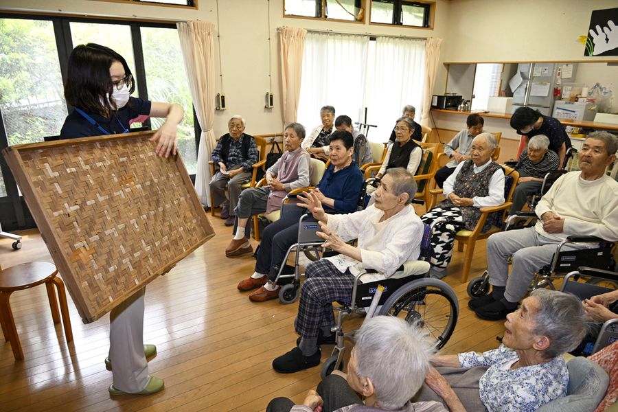 昔の民具に触れ会話が弾むグループホームげいせいの入居者(芸西村和食甲)