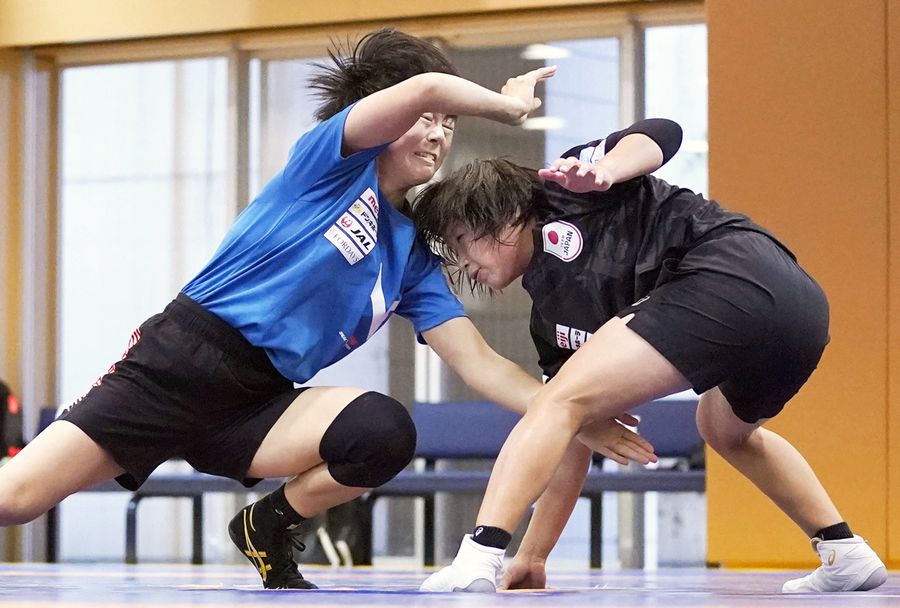 強化合宿で汗を流す藤波朱理（左）と桜井つぐみ　＝味の素ナショナルトレーニングセンター