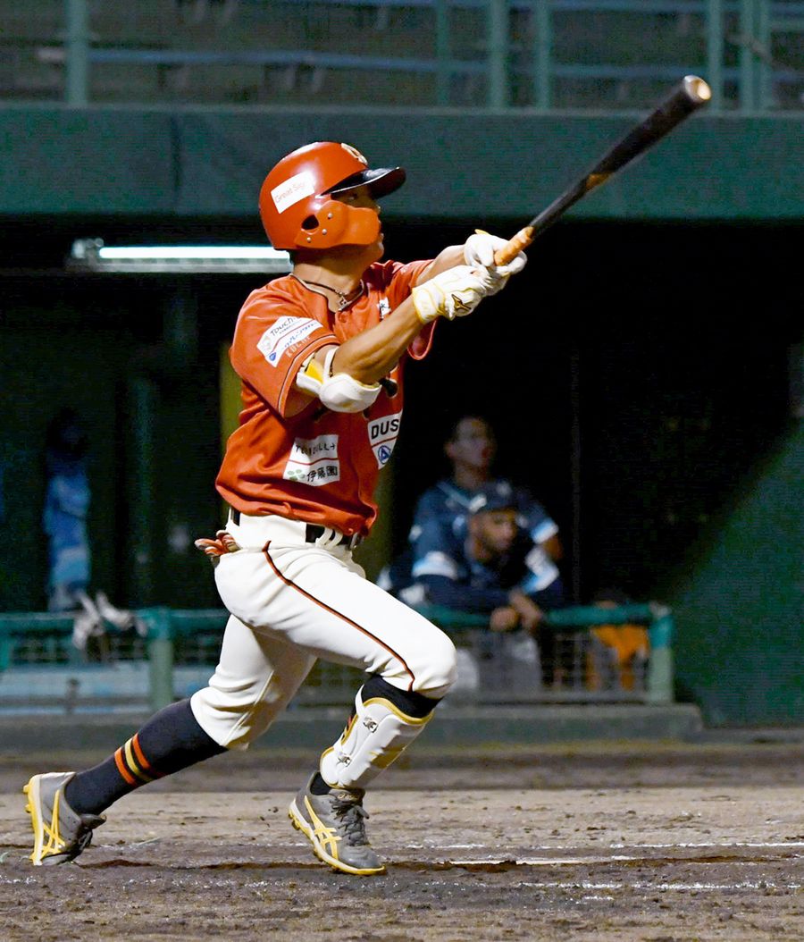 【高知ＦＤ―徳島ＩＳ】４回裏高知無死走者なし、坂口がライトスタンドへ先制ソロ本塁打を放つ（高知球場）