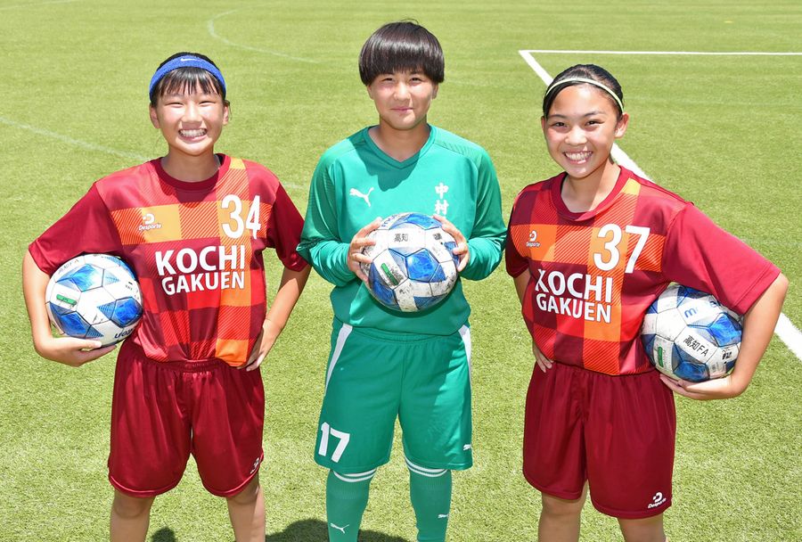 女子サッカーのＵ―１３エリートプログラムに参加した（左から）川原未夢、寺田望遥、畠中菜千＝高知市の高知中高