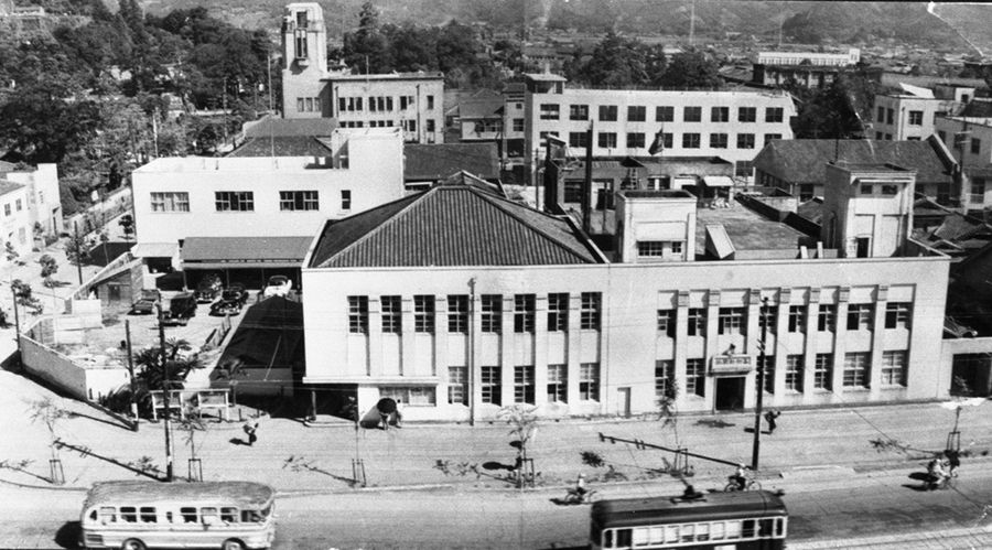 高知大空襲の被害や都市計画の影響を受けた後、増改築して完成した４代目社屋