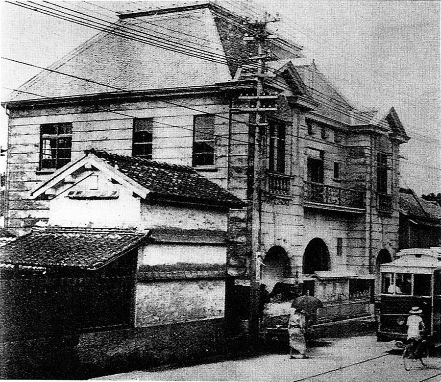 初代社屋と同じ場所に、赤れんが造りの２階建てを建設