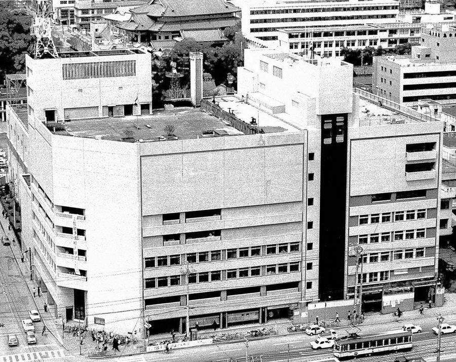 長く親しんでいただいた５代目社屋。創刊６０周年を記念して計画し、２期に分けて建設した