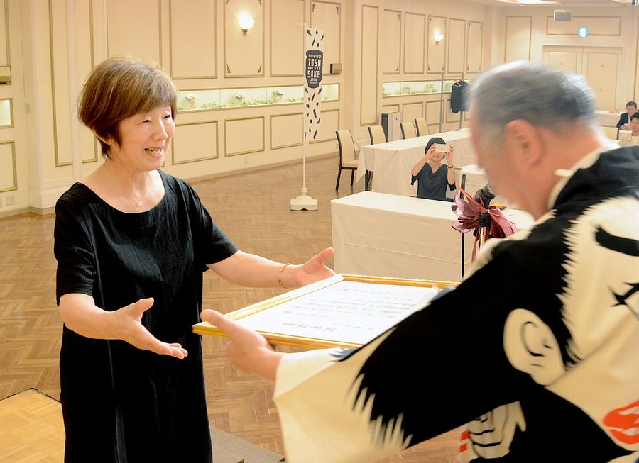 ２２人が新たに認定された土佐酒アドバイザーの認定証書授与式（高知市本町４丁目の「ザ　クラウンパレス新阪急高知」）